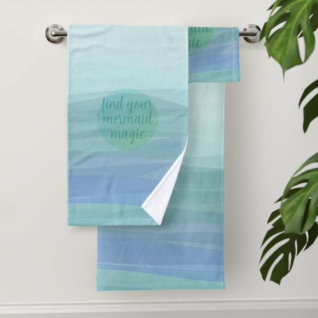 Wasserfarbenwellen Finden Sie Ihr magisches Zitat  Badhandtuch Set (Find your mermaid magic with this serene aqua blue  watercolor waves bath towel set)