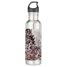 Wasserflasche Frischer Schnee auf roten Blätter