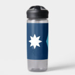 Wasserflasche mit der Flagge von Minnesota, USA Trinkflasche<br><div class="desc">Bleibe und stilvoll mit unserer exklusiven Wasserflasche mit der neuen Fahne von Minnesota, USA. Diese elegante und praktische Flasche ist mehr als nur ein Hydratationszubehör - sie ist ein Fest für Minnesotas kühne, aktualisierte Staat-Identität. Mit einem lebhaften, verblassten Druck der neuen Minnesota-Staatsflagge können Sie Ihren Staatsstolz überall tragen, egal ob...</div>