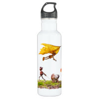 Wasserflasche mit Eichelfen im Wald