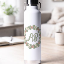 Wasserflasche mit Kranz aus rosa Rosen und Monogra
