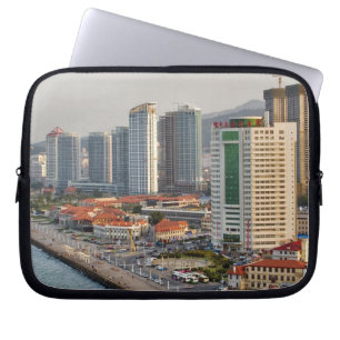 Wasserfront mit Stadtansicht von Yantai, Shandong Laptopschutzhülle