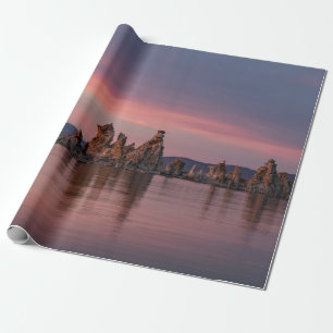 WASSERKÖRPER IN DER NÄHE VON STEINEN GESCHENKPAPIER