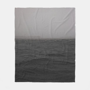 WASSERKÖRPER MIT SCHWEREM REGEN FLEECEDECKE
