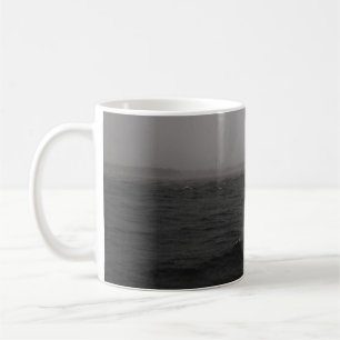 WASSERKÖRPER MIT SCHWEREM REGEN KAFFEETASSE