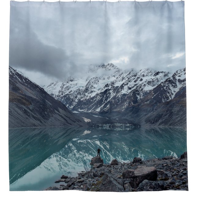 WASSERKÖRPER MIT ÜBERBLICK ÜBER BERGE WÄHREND DES  DUSCHVORHANG (Vorderseite)