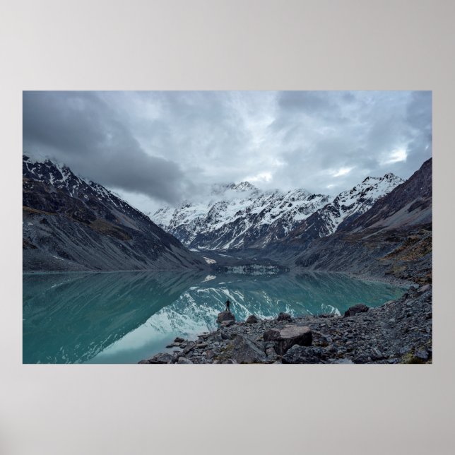 WASSERKÖRPER MIT ÜBERBLICK ÜBER BERGE WÄHREND DES  POSTER (Vorne)