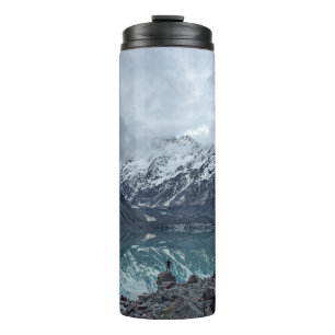 WASSERKÖRPER MIT ÜBERBLICK ÜBER BERGE WÄHREND DES THERMOSBECHER