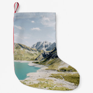 WASSERKÖRPER UMGEBEN VON BERGEN KLEINER WEIHNACHTSSTRUMPF