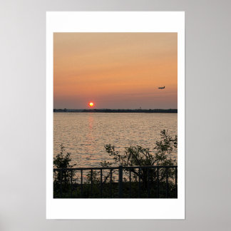 Wasserlandschaft Sonnenuntergang mit Flugzeug Post Poster