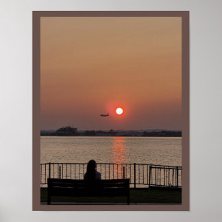 Wasserlandschaft Sonnenuntergang mit Flugzeug Post Poster