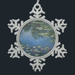 Wasserlilien von Claude Monet, Vintage Blume Schneeflocken Zinn-Ornament<br><div class="desc">Water Lilies (1906) von Claude Monet ist ein Vintager Impressionismus Kunstlandschaft Blumen Gemälde. Es ist eine von vielen Variationen von Wasserliliengemälden, die Monet in seinem Blumengarten in Giverny, Frankreich, gemalt hat. Wasserlilie Blume in einem Teich der Frühjahrszeit. Über den Künstler: Claude Monet (1840-1926) war Gründer der französischen impressionistischen Malerei, wobei...</div>
