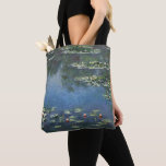 Wasserlilien von Claude Monet, Vintage Blume Tasche<br><div class="desc">Schöne Tote-Taschen im Überdruck! Erhältlich in zwei Stilen und zwei Größen! Water Lilies (1906) von Claude Monet ist ein Vintager Impressionismus Kunstlandschaft Blumen Gemälde. Es ist eine von vielen Variationen von Wasserliliengemälden, die Monet in seinem Blumengarten in Giverny, Frankreich, gemalt hat. Wasserlilie Blume in einem Teich der Frühjahrszeit. Über den...</div>