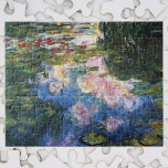 Wasserlilien von Claude Monet, Vintage Kunst<br><div class="desc">Wasserlilien von Claude Monet sind ein Vintager Impressionismus, ein Kunstmalerei mit Wasserlilien in einem Teich im Garten von Monet auf seiner Zuhause in Giverny, Frankreich. Das tiefgrüne Grün der weinenden Weidenbäume reflektiert den Teich. Claude Monet malt gerne "en plein air" oder "im Freien". Eine Serie von über 250 Wasserlilien Blume...</div>