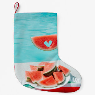 Wassermelone in Scheiben auf weißem Papier Kleiner Weihnachtsstrumpf