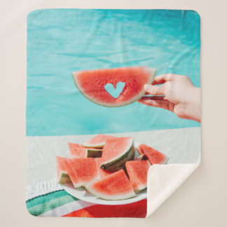 Wassermelone in Scheiben auf weißem Papier Sherpadecke