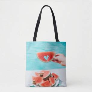 Wassermelone in Scheiben auf weißem Papier Tasche