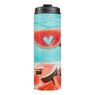 Wassermelone in Scheiben auf weißem Papier Thermosbecher