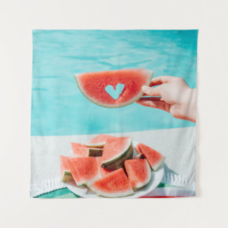 Wassermelone in Scheiben auf weißem Papier Wandteppich
