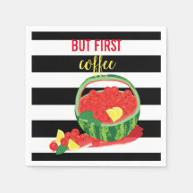 Wassermelonenkorb auf gestreiftem Hintergrund