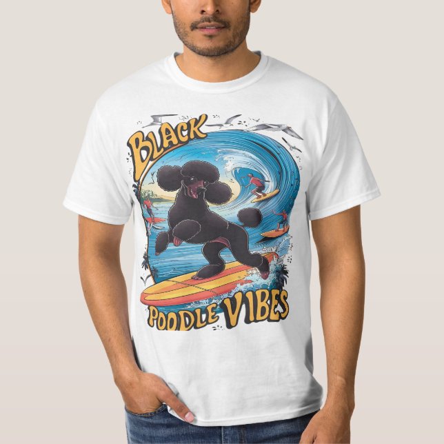 Wasserschwarzes Poodle: Surfen in der großen Welle T-Shirt (Vorderseite)