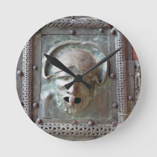 Wasserspeierplatte von der links Tür des Portals, Runde Wanduhr