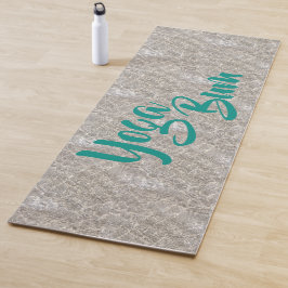 Wasserspender am Strand und Yoga-Bum-Yoga-Matte Yogamatte