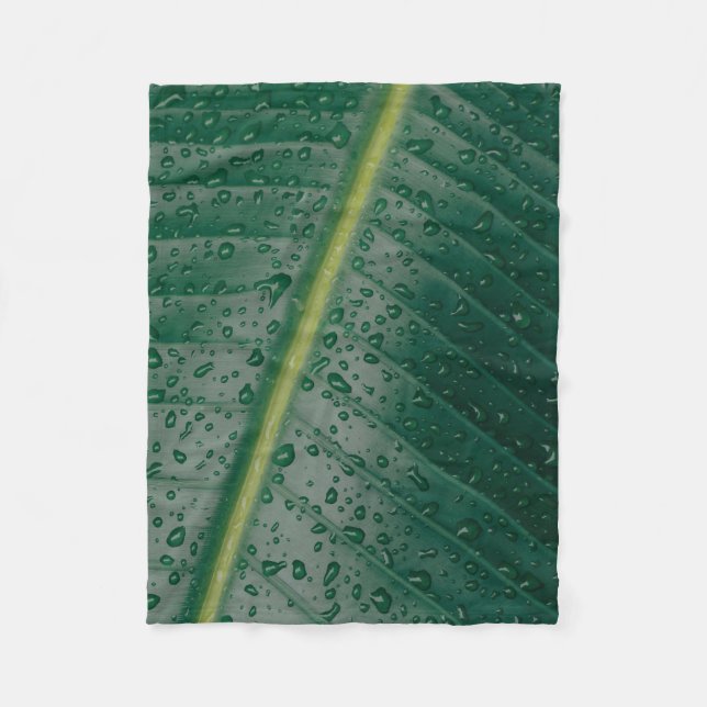 Wassertropfen auf Bananenblättern Fleecedecke (Vorderseite)