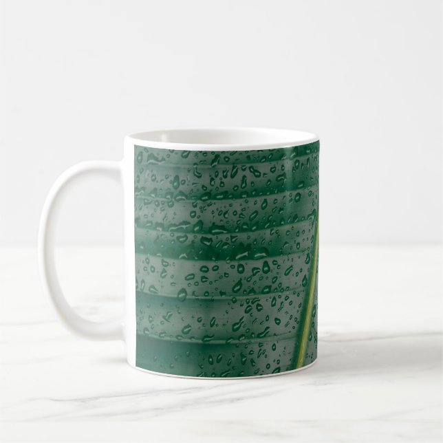 Wassertropfen auf Bananenblättern Kaffeetasse (Links)