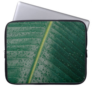 Wassertropfen auf Bananenblättern Laptopschutzhülle