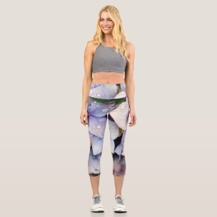 Wassertropfen auf blaue Blume Capri Leggings