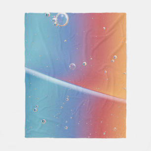 Wassertropfen auf blauem Plastikeimer Fleecedecke