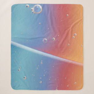 Wassertropfen auf blauem Plastikeimer Sherpadecke