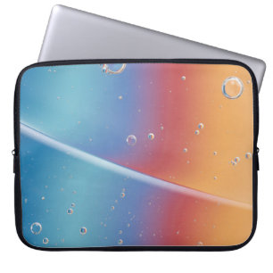 WASSERTROPFEN AUF BLAUEN KUNSTSTOFF LAPTOPSCHUTZHÜLLE