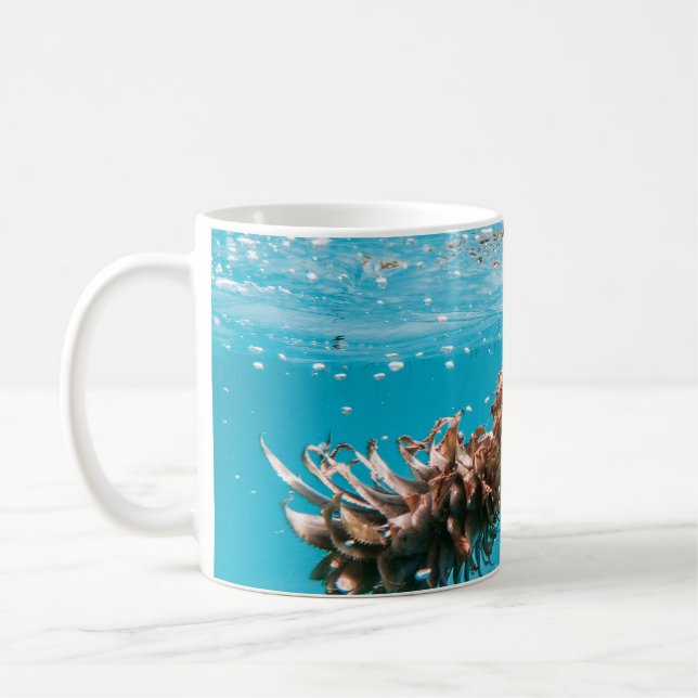 Wassertropfen auf braune Pflanze Kaffeetasse (Links)