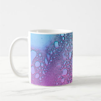 Wassertropfen auf Glasplatte Kaffeetasse
