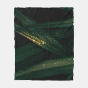 Wassertropfen auf grünem Blatt Fleecedecke