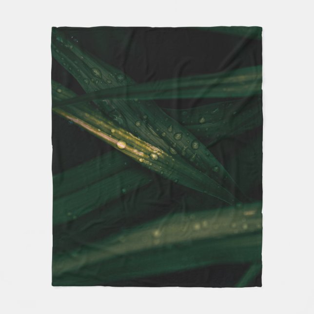 Wassertropfen auf grünem Blatt Fleecedecke (Vorderseite)