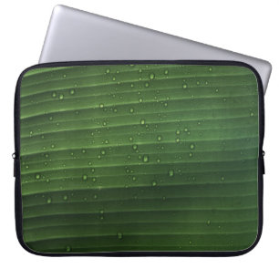 Wassertropfen auf grünem Laub Laptopschutzhülle