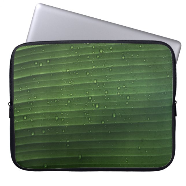 Wassertropfen auf grünem Laub Laptopschutzhülle (Vorderseite)