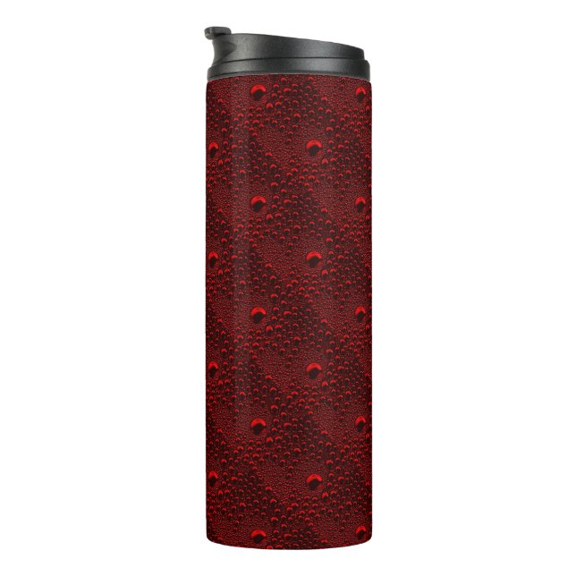 Wassertropfen auf Krimsonmetall Thermosbecher (Nach rechts gedreht)