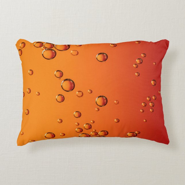 Wassertropfen auf orangefarbener Oberfläche Dekokissen (Vorderseite)