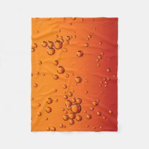 Wassertropfen auf orangefarbener Oberfläche Fleecedecke