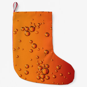 Wassertropfen auf orangefarbener Oberfläche Kleiner Weihnachtsstrumpf
