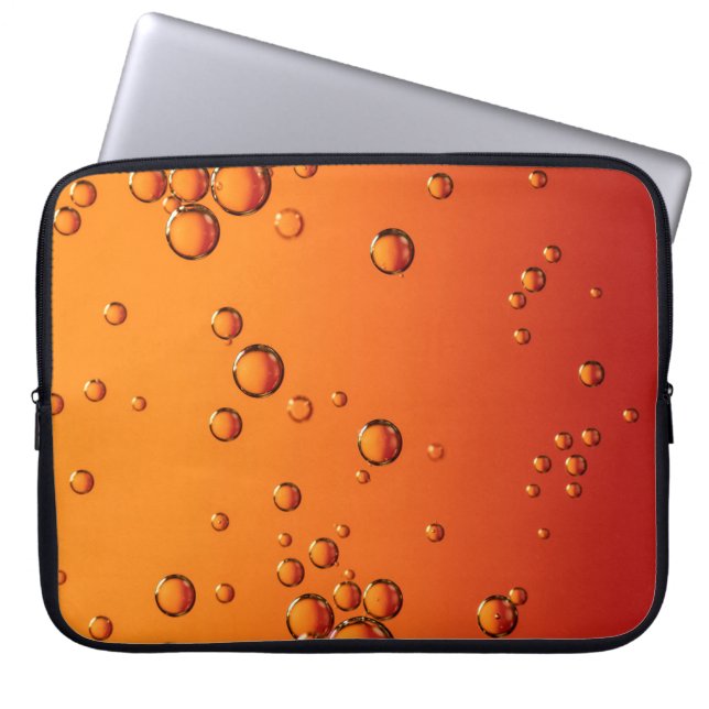Wassertropfen auf orangefarbener Oberfläche Laptopschutzhülle (Vorderseite)