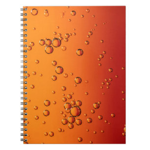 Wassertropfen auf orangefarbener Oberfläche Notizblock