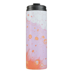 Wassertropfen auf roter Oberfläche Thermosbecher