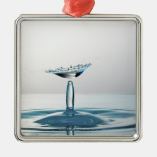 Wassertropfen, die zusammenstoßen, um einen silbernes ornament