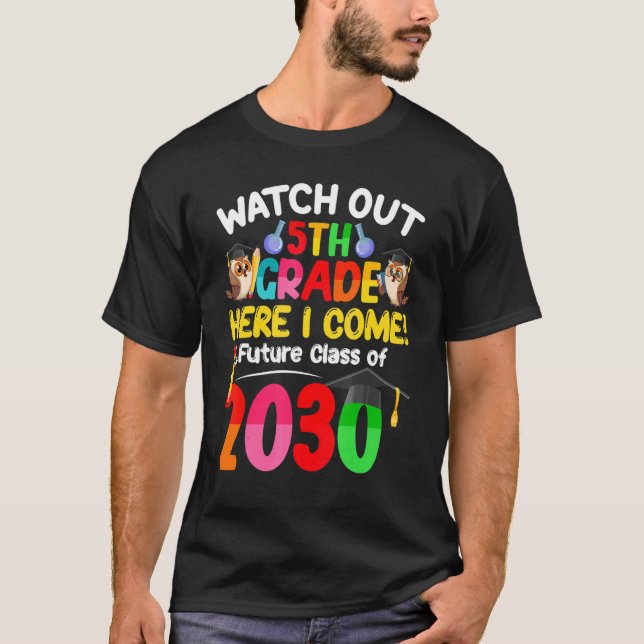 Watch Out 5th Grade Here I Come Future Class 2030  T-Shirt (Vorderseite)