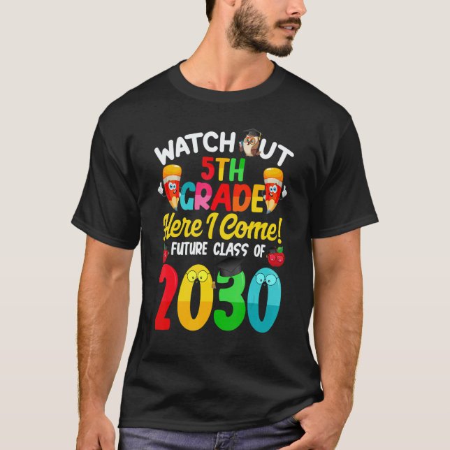 Watch Out 5th Grade Here I Come Future Class 2030  T-Shirt (Vorderseite)